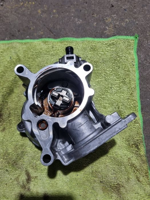 Pompa vacuum originala Audi A4 B8 1.8 tfsi CDHB 160cp ( 06J145100B )