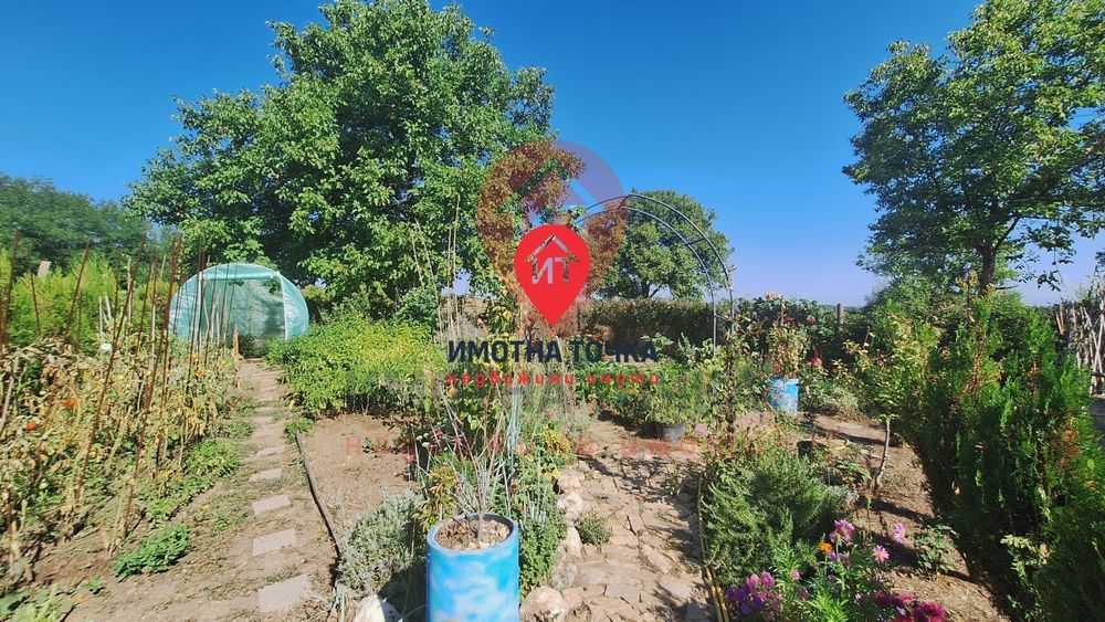 Масивна къща в Долнослав