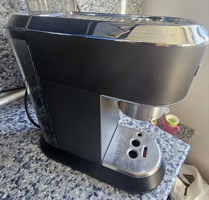 DeLonghi Dedica EC685.BK + мелачка Adler Europe