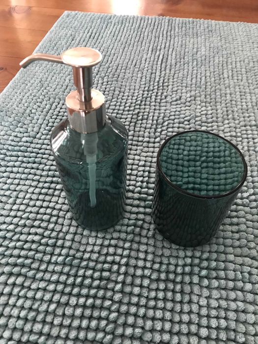 Комплект за баня  IKEA- постелка, дозатор за сапун, поставка...