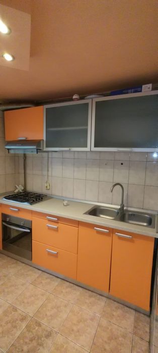 Închiriez ap 2camere etaj 2 decomandat centru