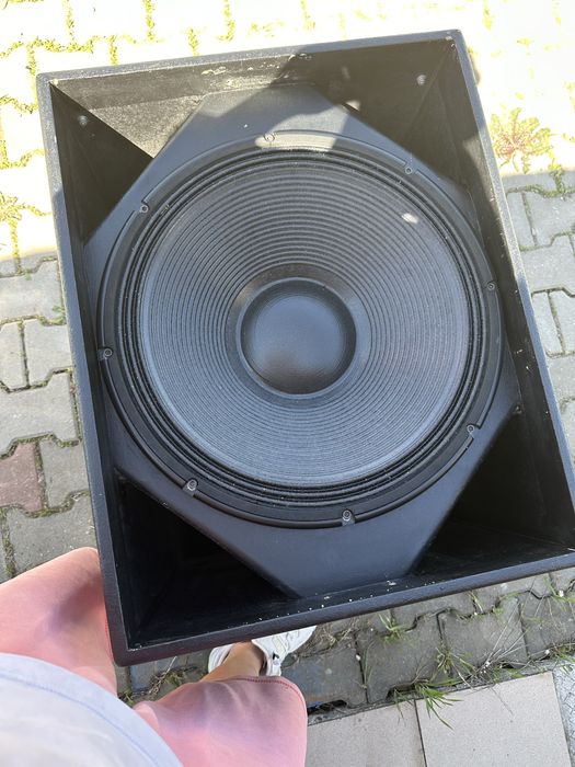 Vand 4 subwoofer pe 18
