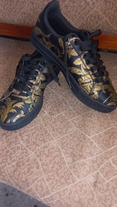 Продават се нови гуменки Versace