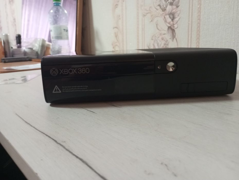 Продаю игровую консоль Xbox 360.
