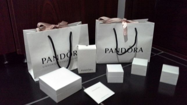Pungi /Cuti bijuterii si servetele PANDORA noi