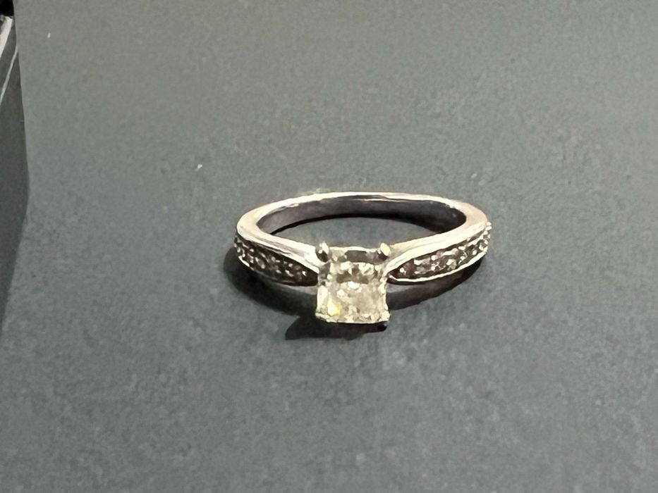 Vand inel de logodna cu diamante!