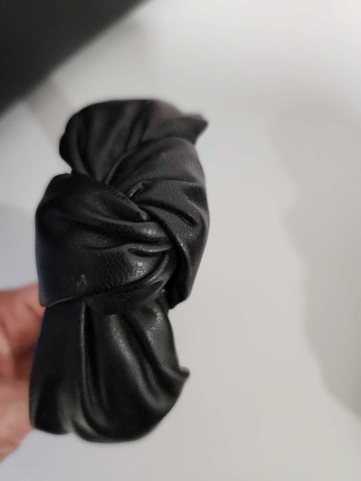 Rochie stil WEDNESDAY piele eco, volane + bentiță piele eco+ perucă