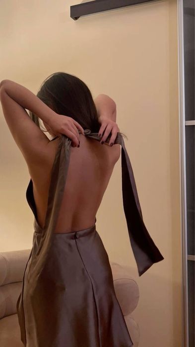 Коричневое платье в пол с открытой спинкой