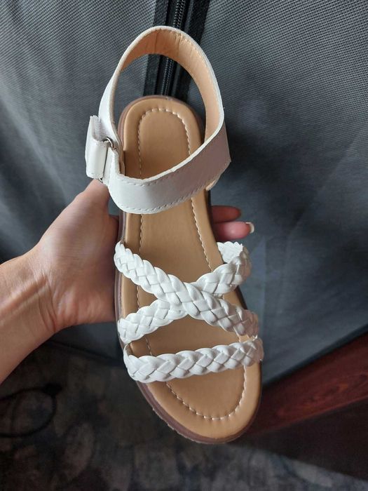 Нови бели сандали