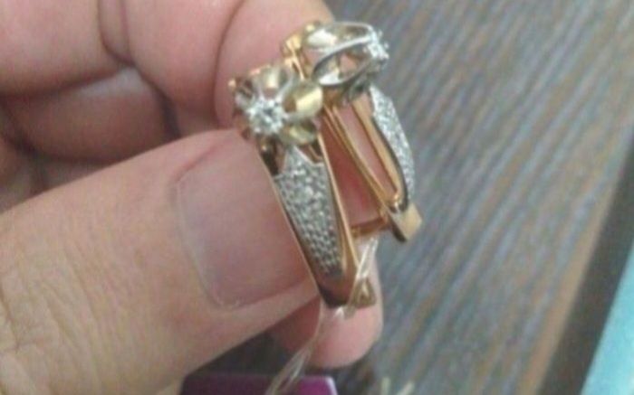 Продам бриллиантовые серьги. Комбинированное золото.