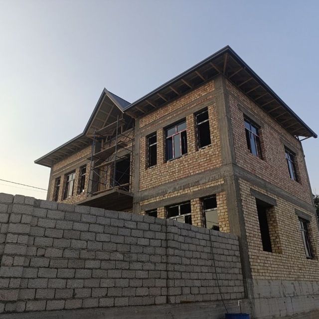 Участка дом продоется Чирчик 500 ка, 2 этаж, 6 ком, 198м2, 3 сотих