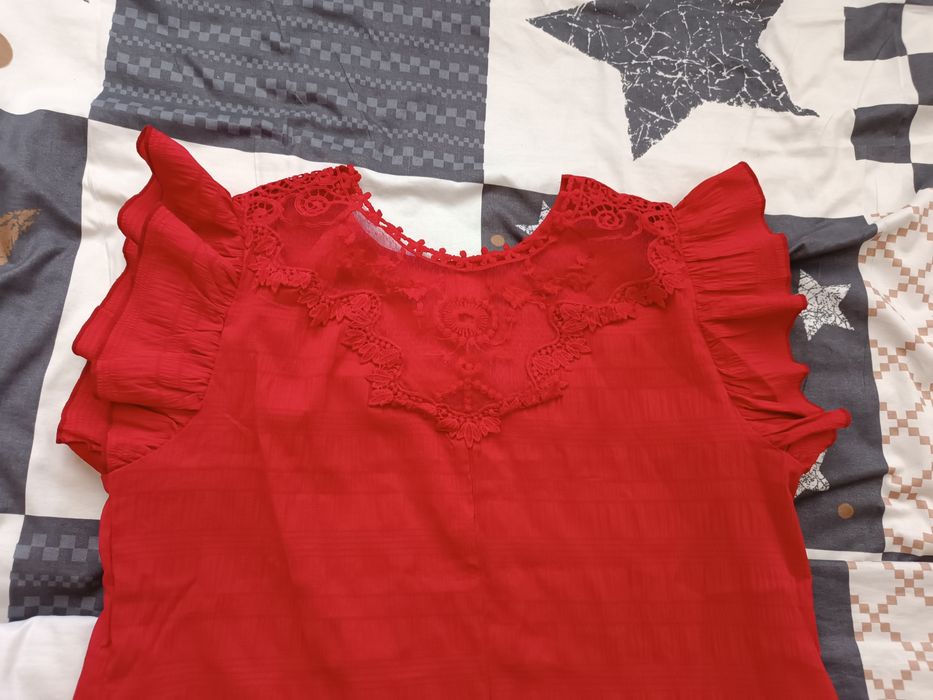 Червена рокля с интересен гръб