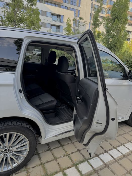 Mitsubishi Outlander PHEV 2.4 Plug-in Hybrid 4x4 Primul Proprietar achizionat de nou