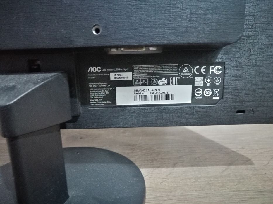 Монитор рабочий, включается, с проводами