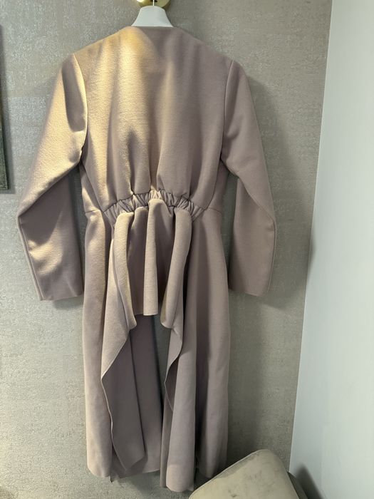 Палто в цвят пепел от рози.