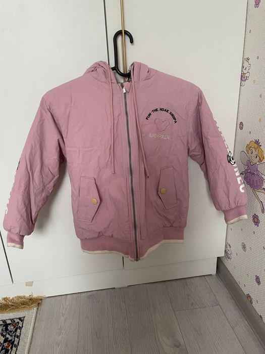 Продам куртку на девочку весна