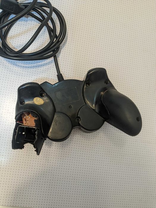 Джойстик, геймпад (на запчасти).