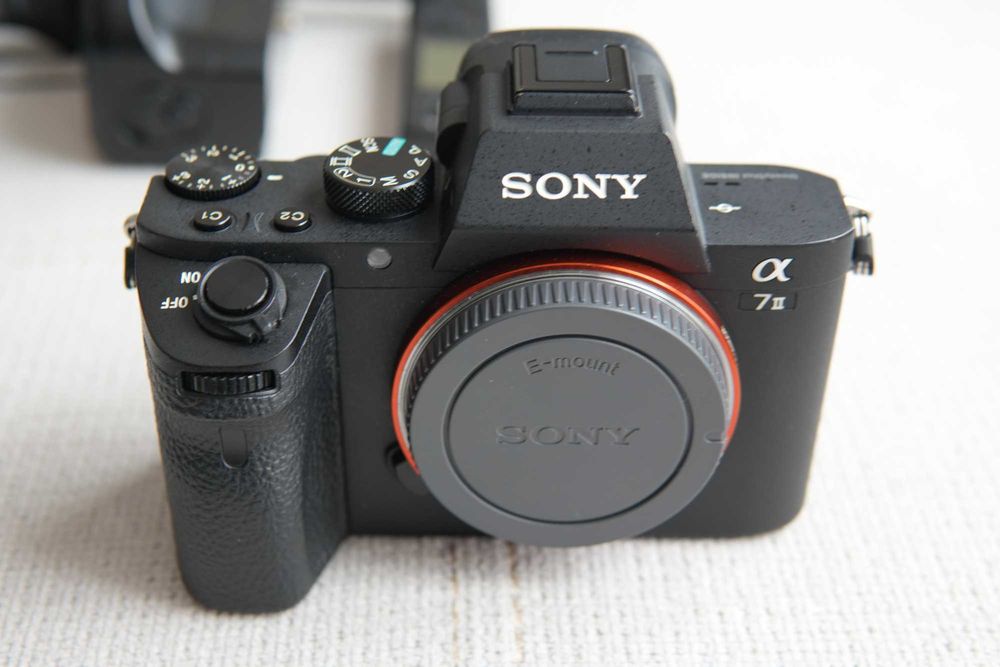 sony a7ii - тяло, грип, 3 батерии, зарядно, 12к кадъра.