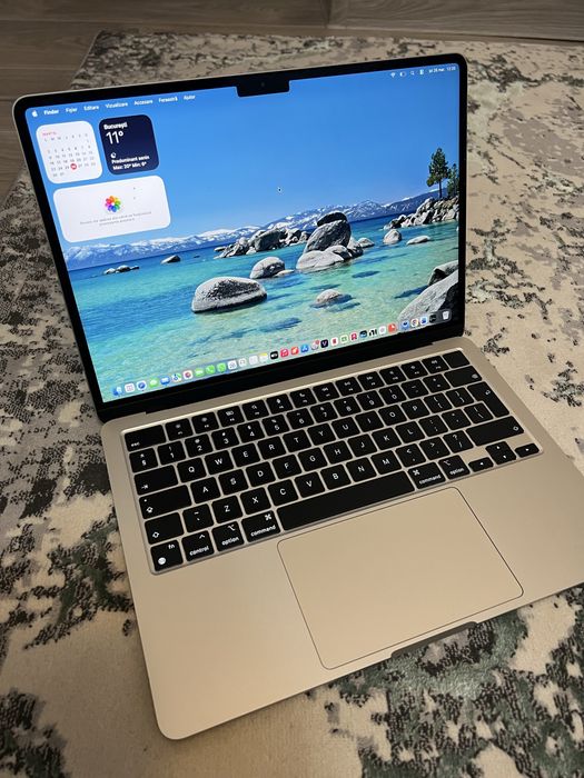 Vând MacBook Air 13 cu cip Apple M3