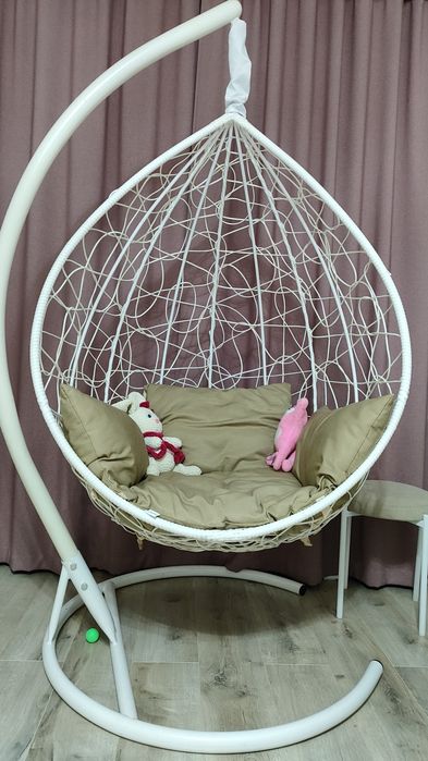 Подвесное кресло на стойке