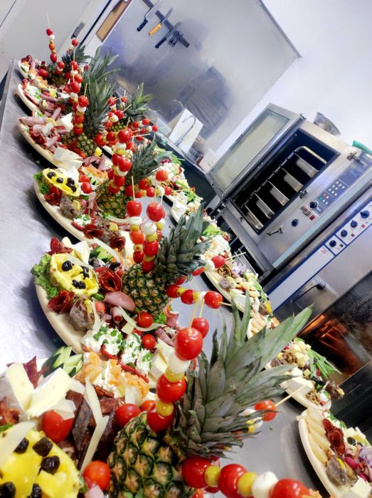 Berbecut la protap, aperitive sarmale,friptura,montaj