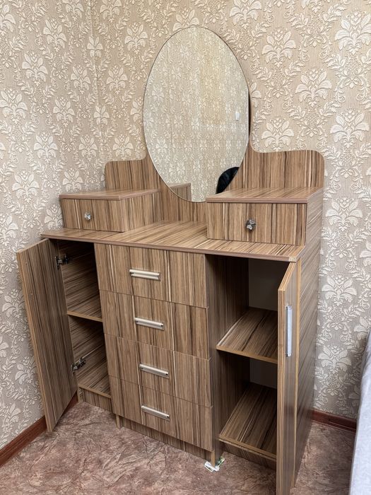 Продам комод с зеркалом