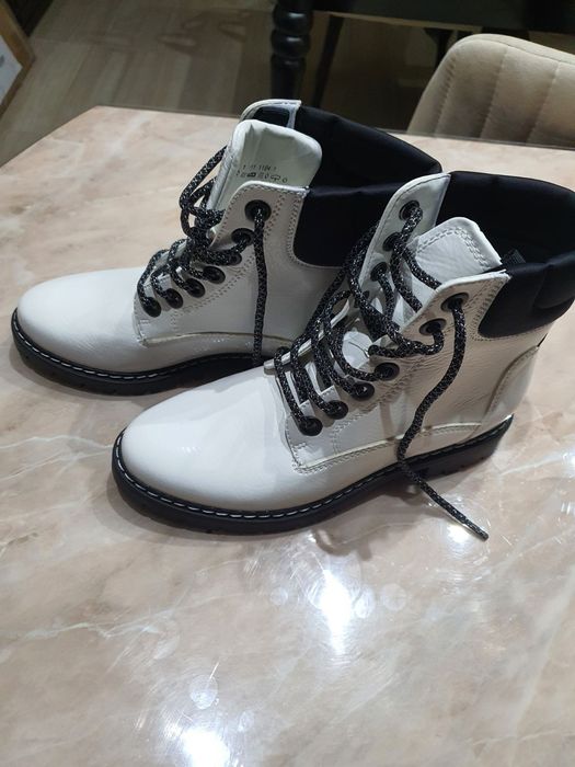 Лачени боти, бял цвят