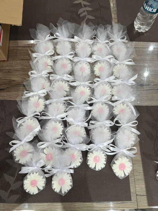 Подаръчета за гости и поводи - соеви свещи, гипсови фигурки