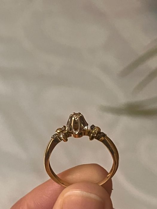 Золотое кольцо с бриллиантом