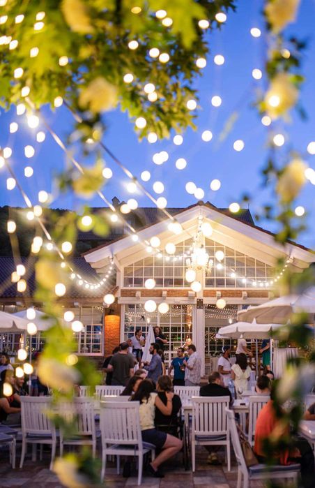 Ghirlande luminoase și decorațiuni tematice pentru evenimente