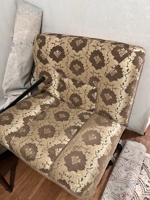 Продам два дивана и кресло