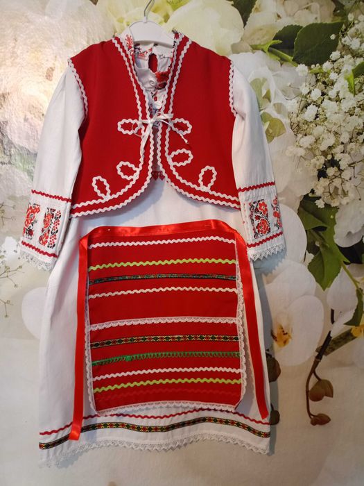 Народна носия за момиче със ширити
