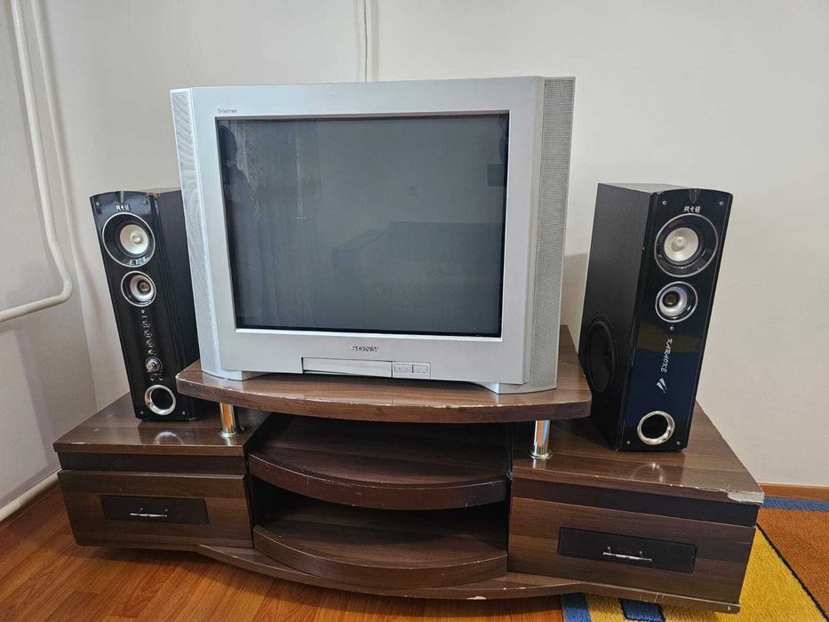 Телевизор, колонки и комод