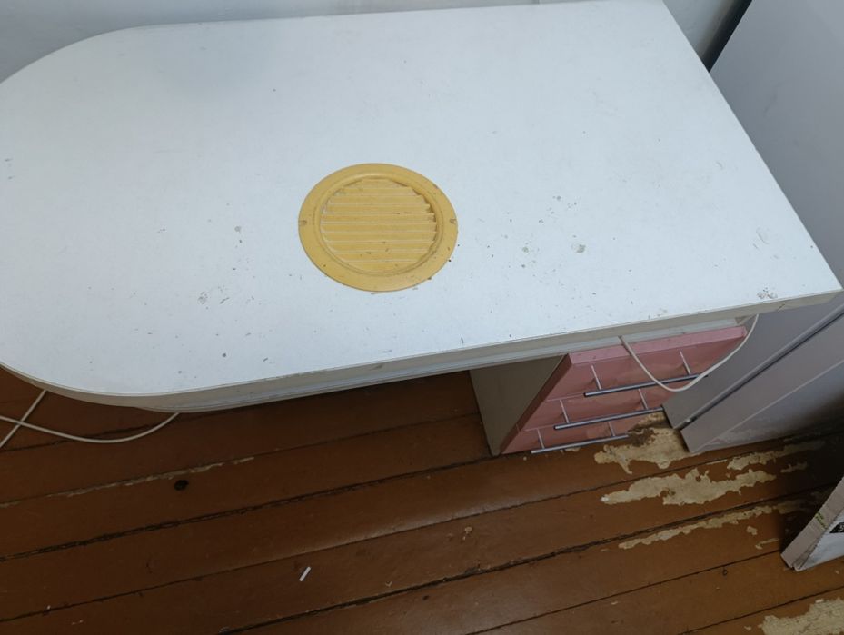 Маникюрный стол  б/у