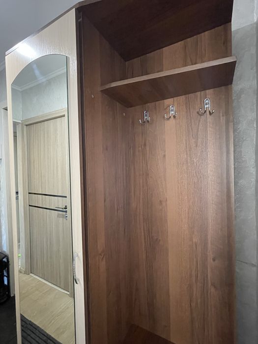 Продам шкаф для прихоже с зеркалом