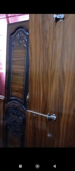 Шифоньер отличная из хорошего качества и стол