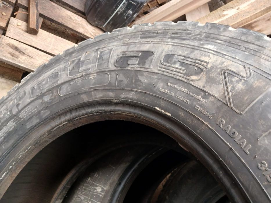 Шины на тягач 3 шт