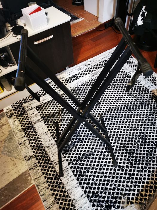 Стойка для синтезатора