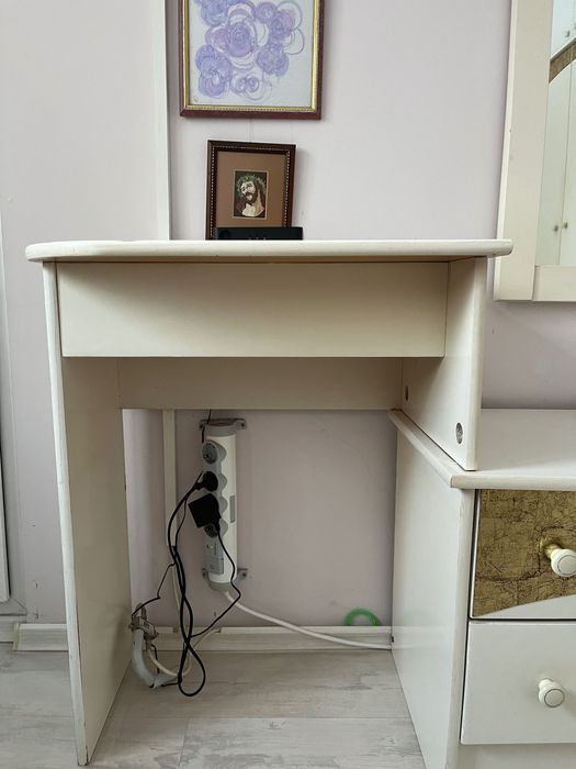 Тоалетка, скрин и огледало.