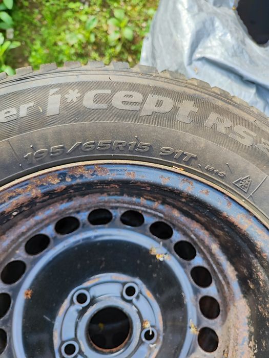 Cauciucuri cu jante de tabla.