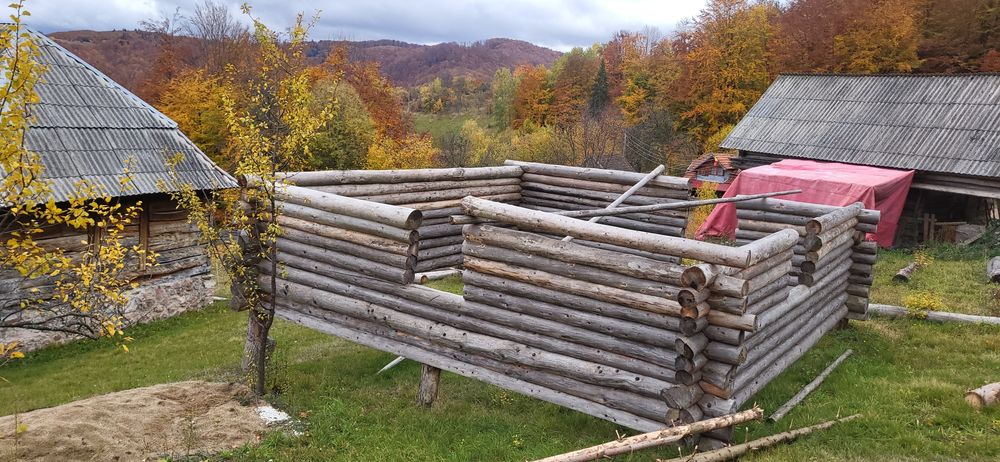 Cabană din buștean rotund, plus coarnele.