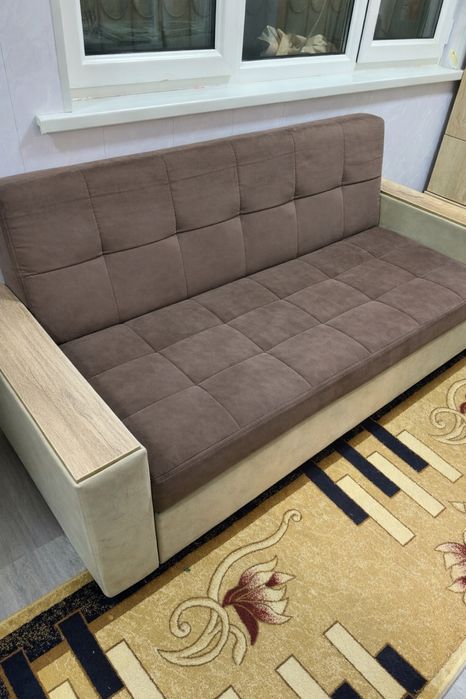 Zal Divan sotiladi srochno