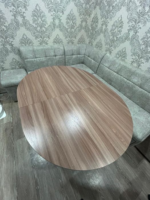 Продам кухонный стол.