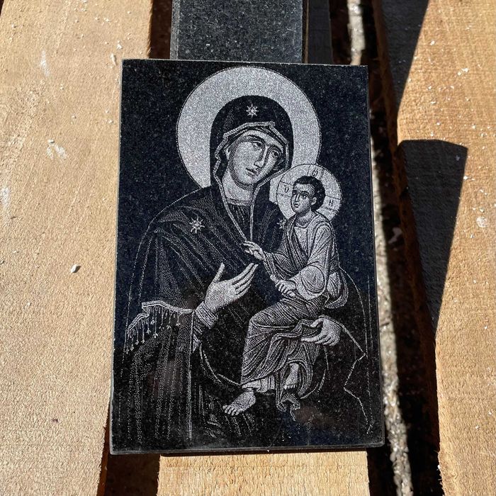 Гравирана икона Богородица с младенеца върху черен гранит за подарък