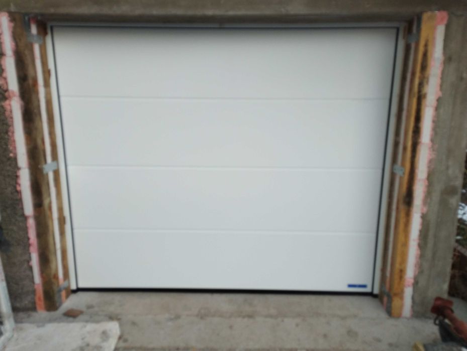 Немски гаражни секционни врати Хьорман с размер 3000х2250