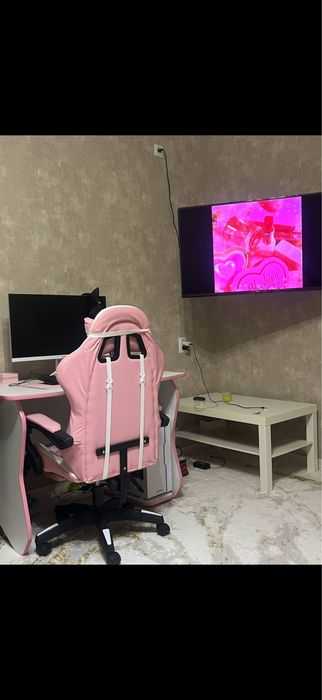 Стол компьютерный бело-розовый