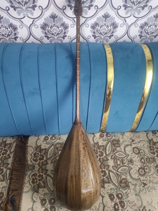 Домбыра, жаңғақ ағашынан