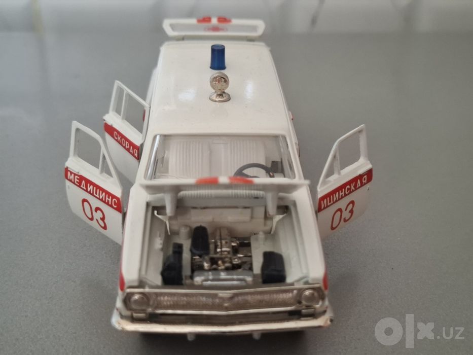 Коллекционная модель ГАЗ 2402 Скорая помощь, масштаб 1:43
