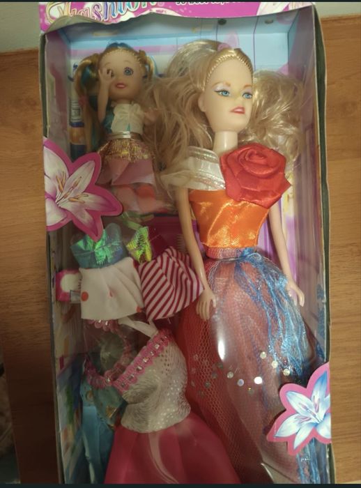 Продавам играчки за момиче