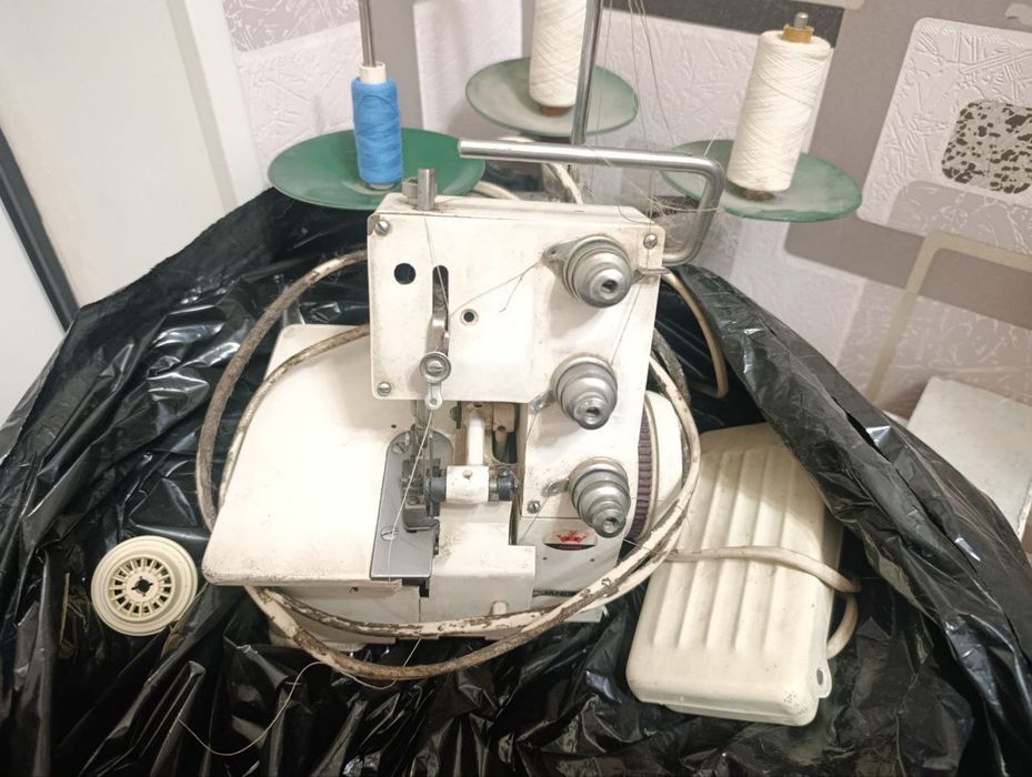 Оверлок электрический, в отличном состоянии, практически новый